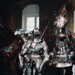 A picture of knight armor and his horse's armor in a museum.